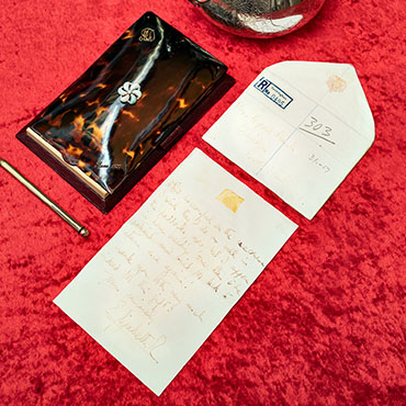 8.300 Euro für Brief von Königin Elisabeth II.
