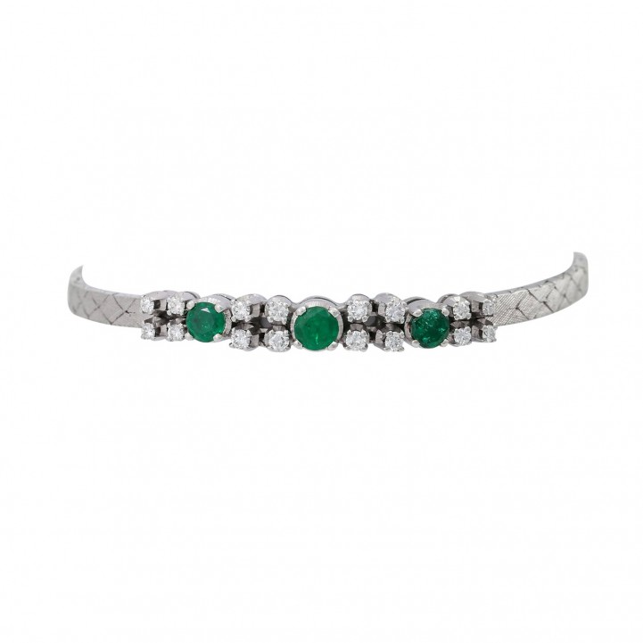 Armband, besetzt mit 3 rund fac. Smaragden zus. ca. 1,02ct. und 16 Brillanten zus. ca. 0,40ct. FW/VS. 