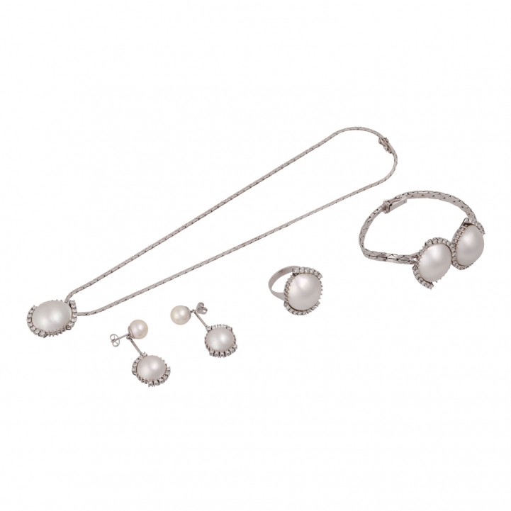 Mabé-Perlen Schmuckset, bes. aus Ohrhängern mit Zuchtperl-Boutons, Ring, Collier u. Armband. 