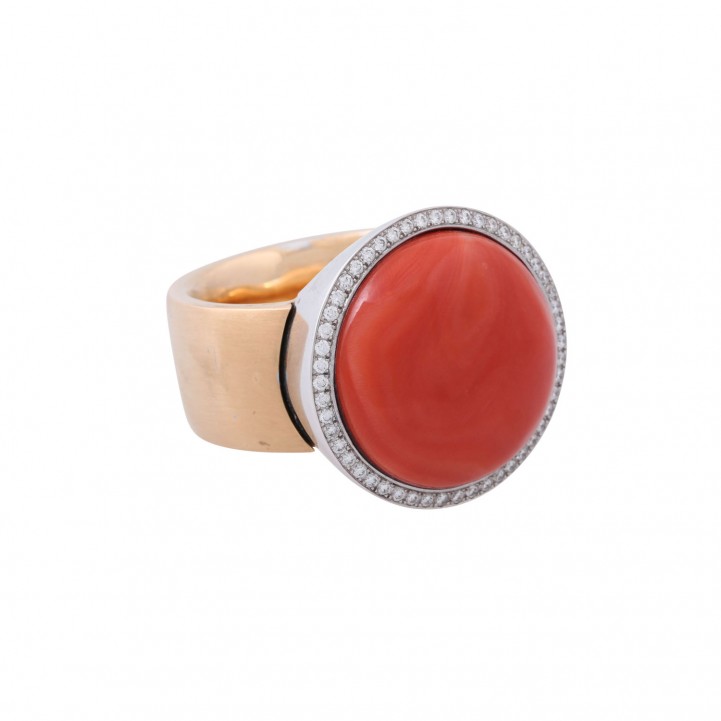 Massiver Ring, bes. mit 1 feinen, roten Edelkorallen-Cabochón und Brill. zus. ca. 0,80 ct. FW/VSI.  