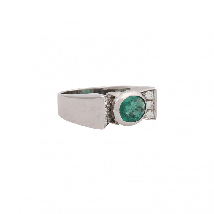 Ring mittig mit 1 ovalen, facettierten Smaragd ca. 2,8 cts. in leuchtendem Grün und seitlich  