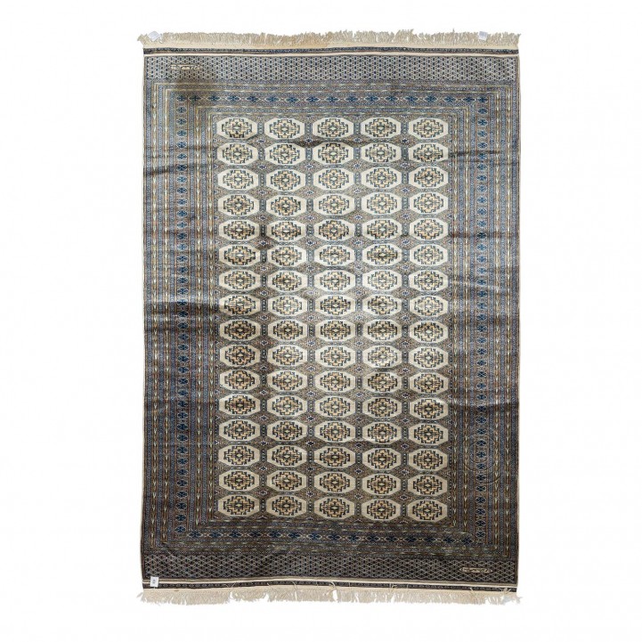 Orientteppich. KARACHI/PAKISTAN, 20. Jh., ca. 269x189 cm. 
